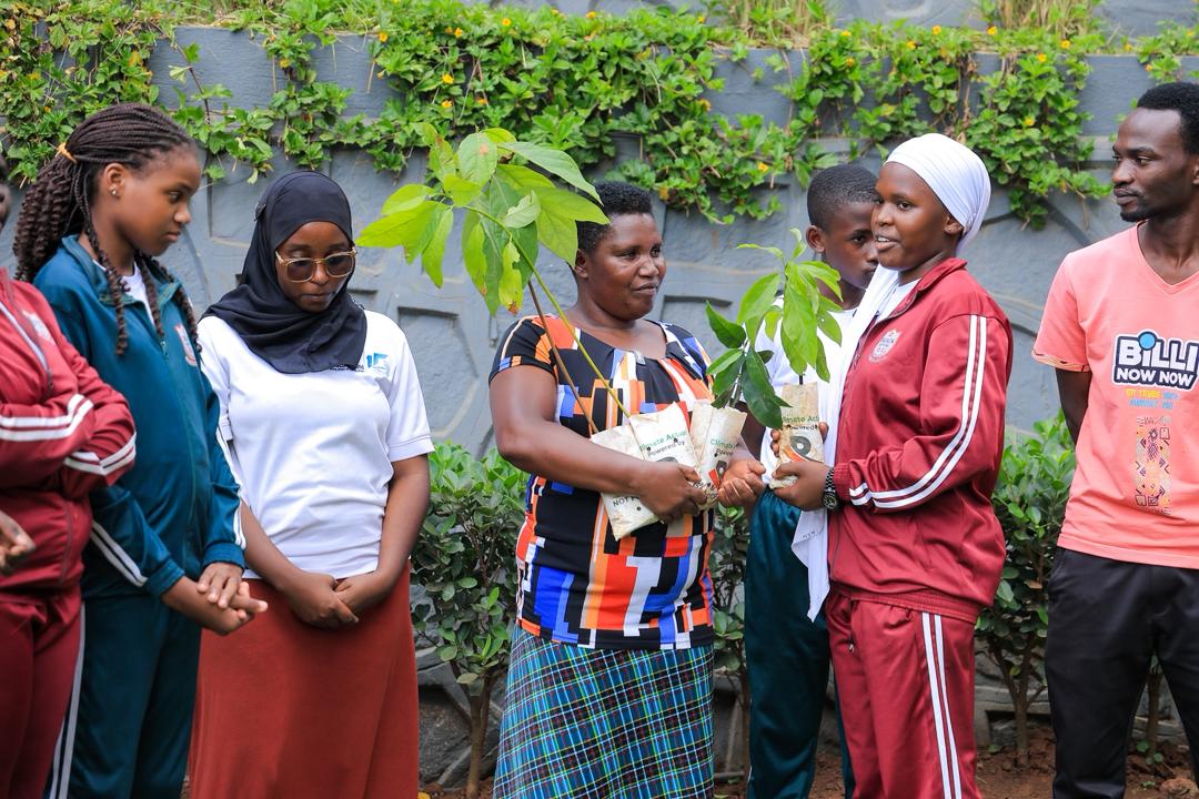 reachahand's tweet photo. Five stars to a powerhouse from Lungujja! 🌱

We were joined by Immaculate Kamoro, the Secretary for Environment in Lungujja and Vice Chairperson of Kitunzi Zone.

She is taking home 10 trees that will be distributed across the community she serves, helping us REACH A HAND to different homes through climate action and environmental conservation.

#WorldEnvironmentDay #ActForClimate #ActForOurFuture #ReachAHandAfrica