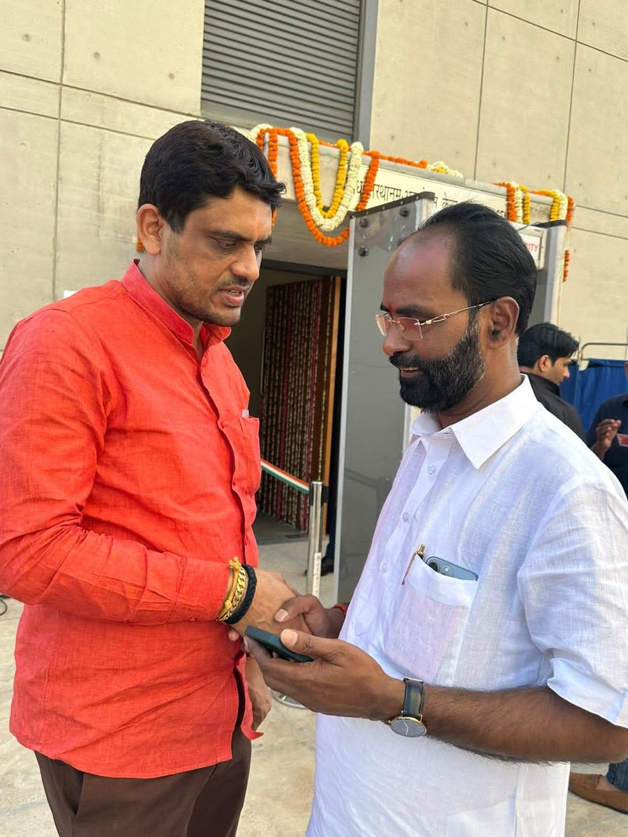 drmanish_arya's tweet photo. भारतीय जनता पार्टी के राष्ट्रीय मिडिया सह प्रभारी, राष्ट्रीय प्रवक्ता, विधान परिषद सदस्य बड़े भैया डॉ. @drsanjaymayukh जी को पुनः बिहार में एमएलसी  उम्मीदवार बनाये जाने पर बहुत बहुत बधाई और हार्दिक शुभकामनाएं 💐💐 https://t.co/SbeRSbNgyQ