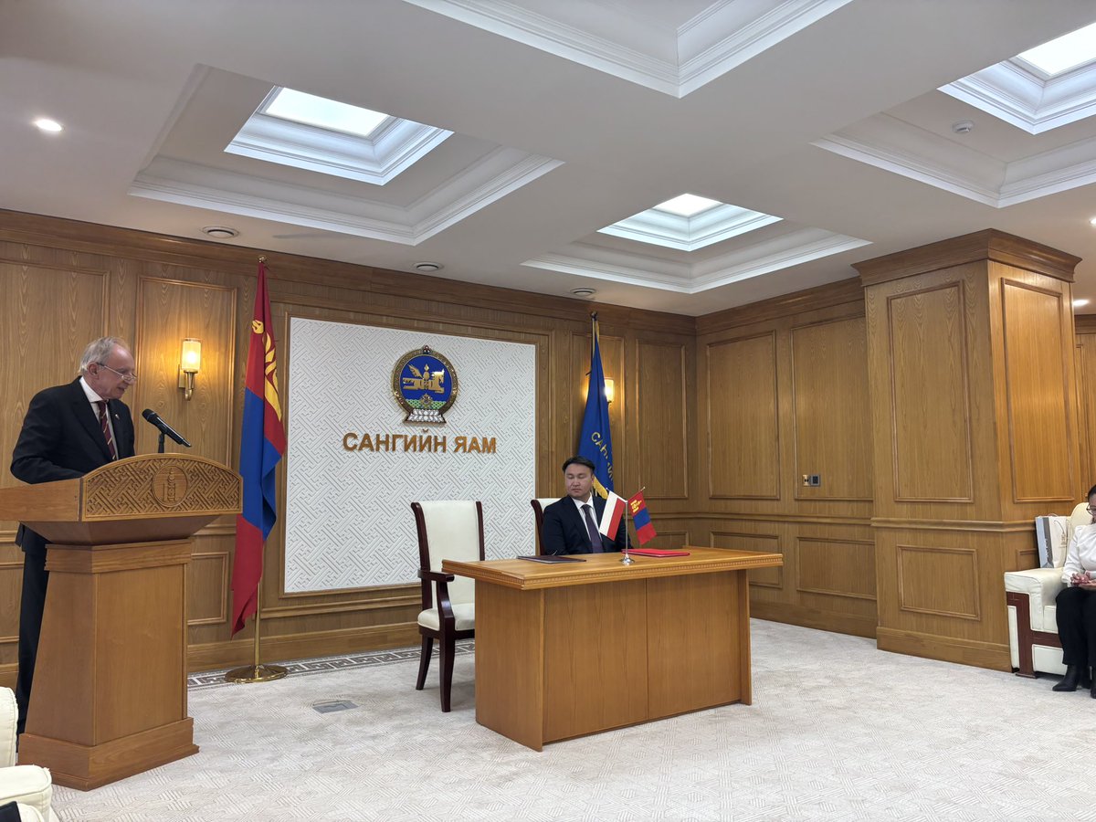pawlikkonrad's tweet photo. Wymiana podpisanych aneksów do umowy międzyrządowej o udzieleniu przez 🇵🇱rząd kredytu dla rządu 🇲🇳 w ramach pomocy wiązanej oraz kwestia realizacji pozostałych projektów w ramach tego kredytu była przedmiotem spotkania @wtBartoszewski z wiceministrem finansów 🇲🇳 https://t.co/QfdIg1XzqZ