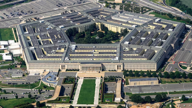 krone_at's tweet photo. Ein verurteilter Kapitol-Stürmer ist jetzt beim US-Verteidigungsministerium Pentagon angestellt und dort – Berichten zufolge – mit äußerst sensiblen Angelegenheiten betraut. https://t.co/TAk0tyGLSf https://t.co/EQmwyX1ABe
