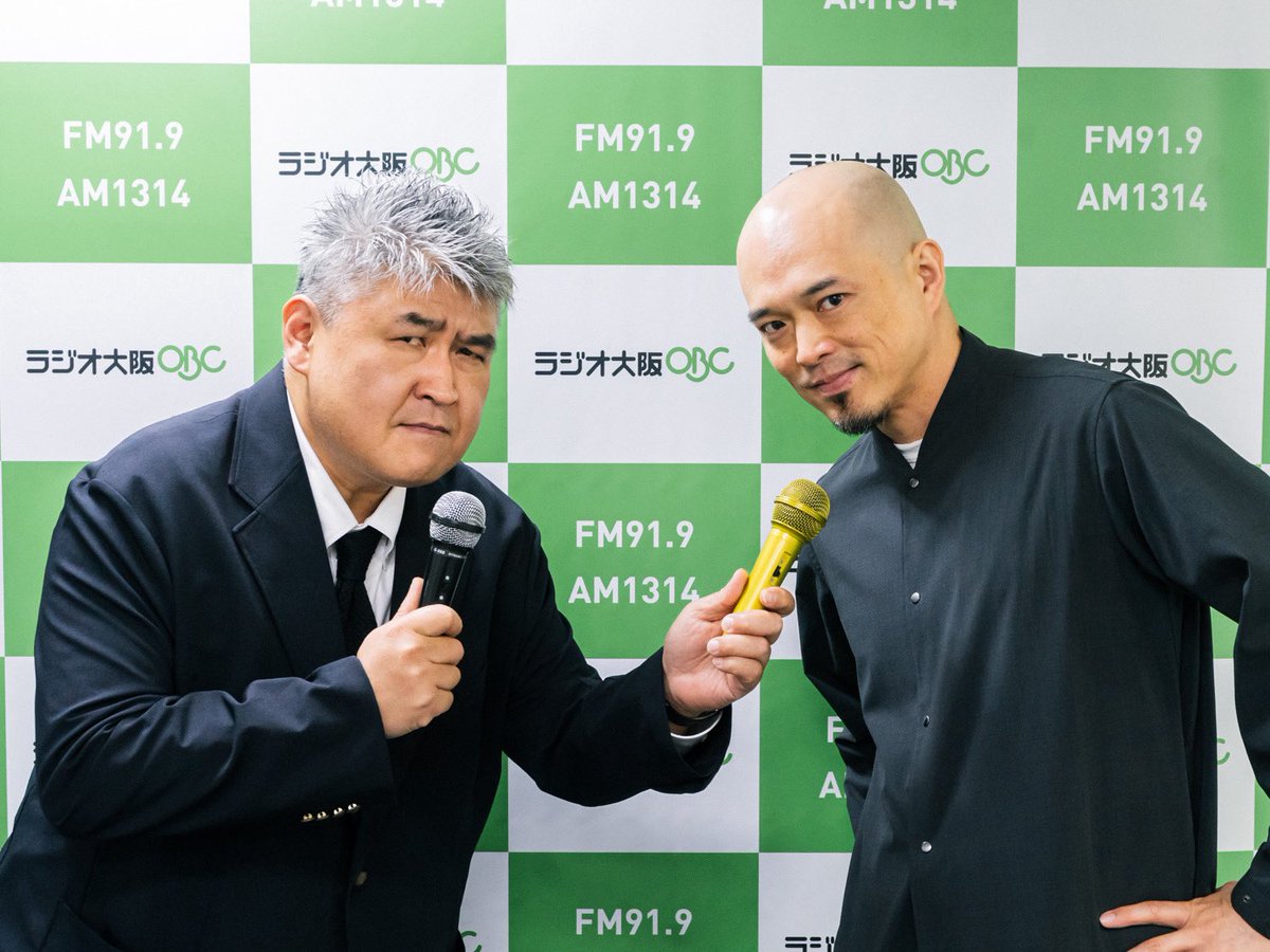 aikonnor's tweet photo. 明日6（土）18:45-
ラジオ大阪「田中泰延のふたりごと」

出演します。

同じ時間に4週連続放送。
都合4曲紹介します。

いや、なんか嘘っぽい写真ですが本当です。よろしくお願いします。

バディ復活？！ 編集者・今野良介さんゲスト、6月6日（土）から
@hironobutoco https://t.co/fXPdttjE1x https://t.co/wzaujLbeON