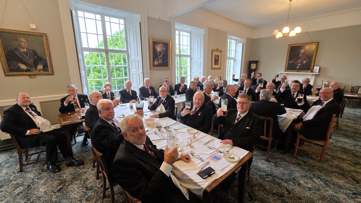 MarkNewsde88094's tweet photo. Congratulations to W.Bro. Paul Willerton on becoming the new WM of the Lodge of the West Gate of Mark Master Masons 1180 in Barnstaple. A great night alongside our PGM, DPGM and PPGM https://t.co/KrR5EOAzaZ