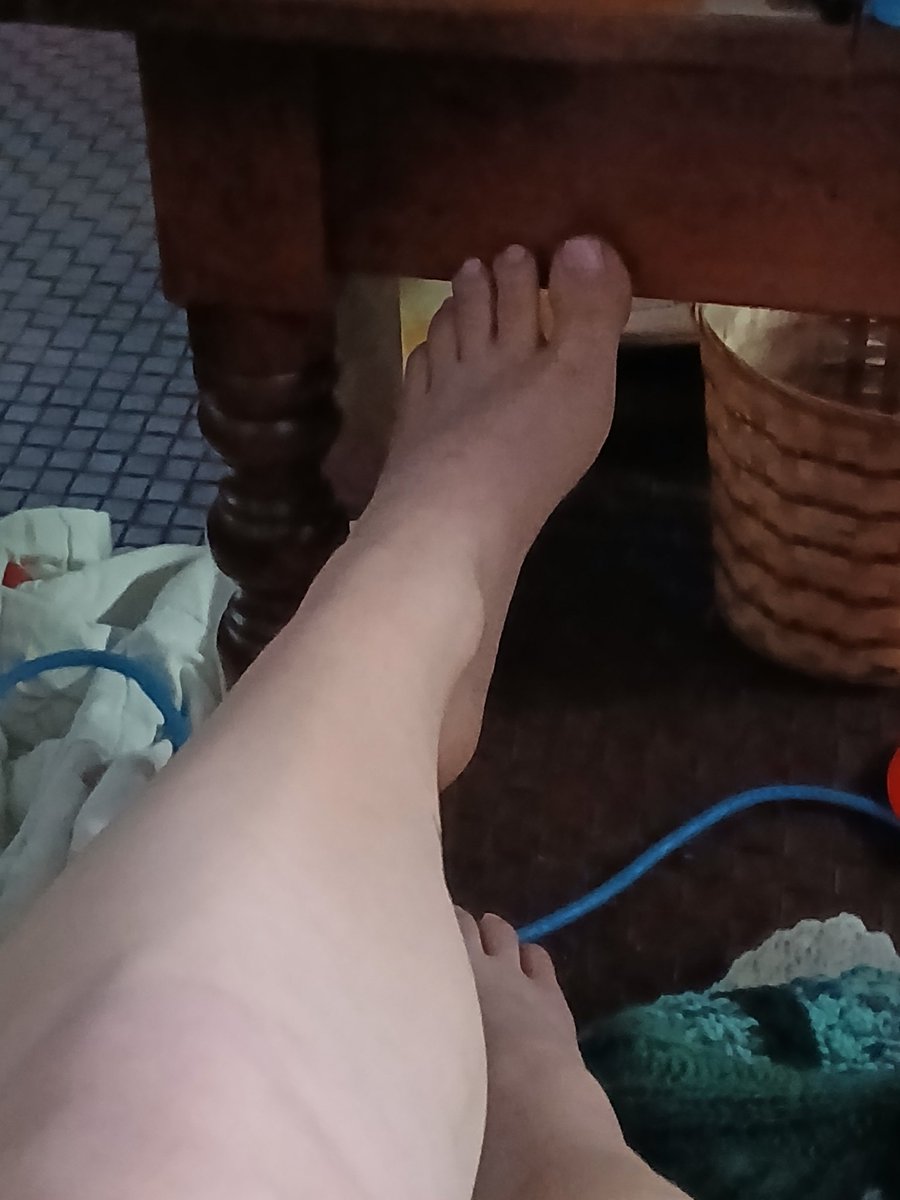 pidge00_'s tweet photo. toes, still gotta paint them </3 ugh

#feet #footfwtish #feetfetish #feetِ https://t.co/mDnmTPMpLL