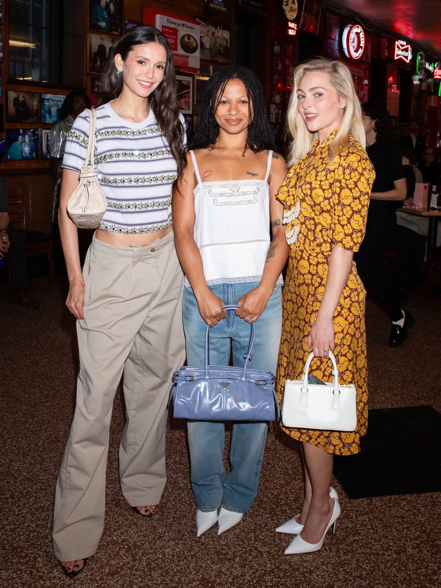 alpajoco's tweet photo. Nina Dobrev, AnnaSophia Robb et Myha'la Herrold
 assistent au défilé Prada au Chelsea Hotel à New York. https://t.co/EgznwV7dba