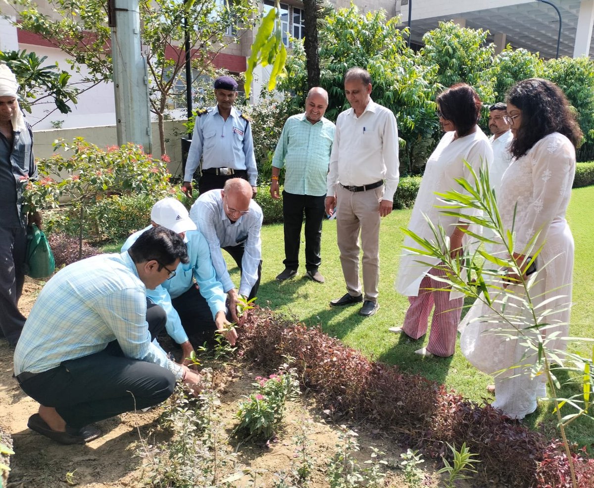 UPSIDA's tweet photo. #विश्वपर्यावरणदिवस के अवसर पर कानपुर स्थित #UPSIDA मुख्यालय में वरिष्ठ अधिकारियों द्वारा वृक्षारोपण किया गया। इस पहल के माध्यम से पर्यावरण संरक्षण, हरित अवसंरचना एवं सतत औद्योगिक विकास का संदेश दिया गया।

#WorldEnvironmentDay #SustainableGrowth https://t.co/wvSMcdcNVO