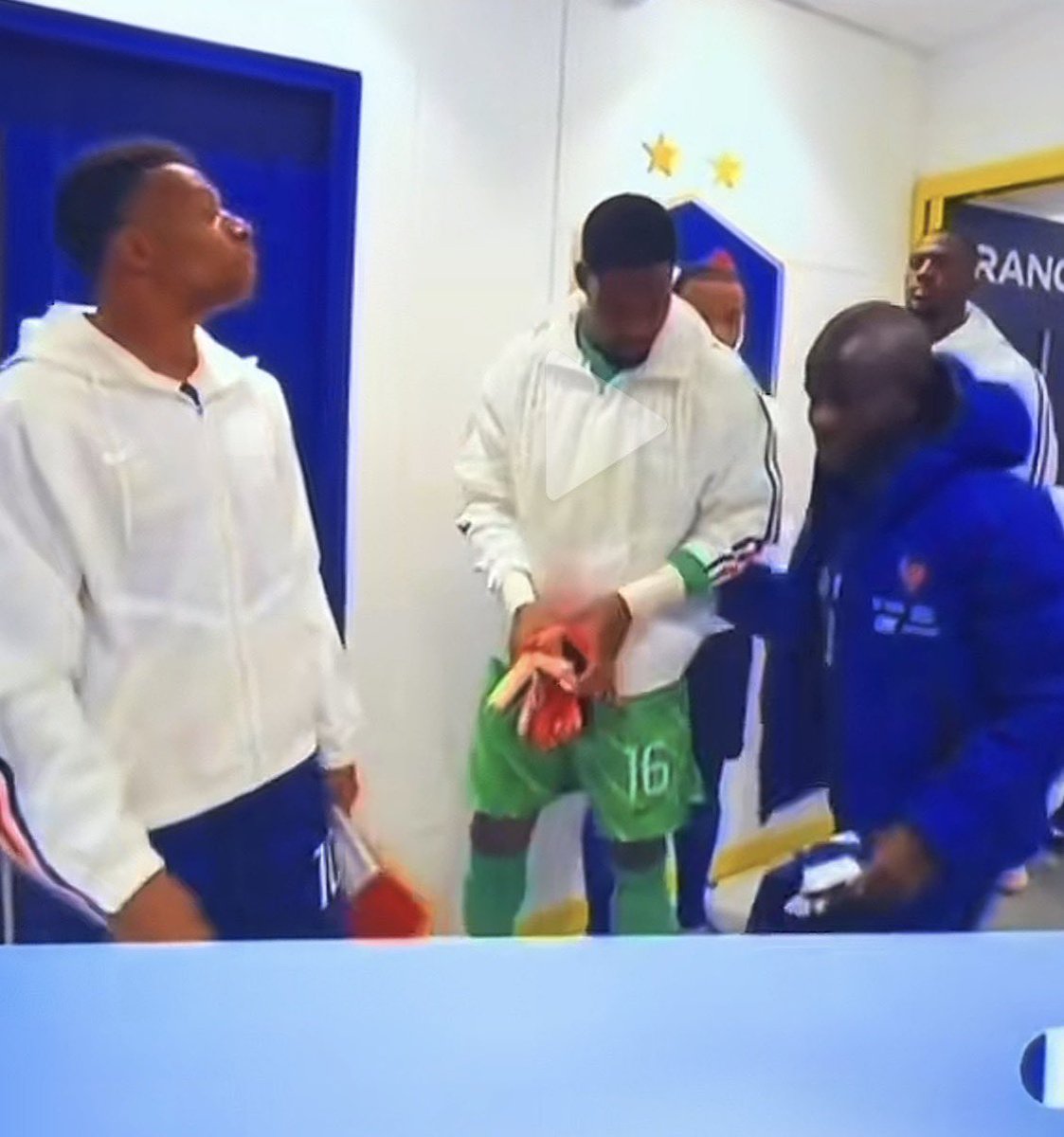 GroupeEssling's tweet photo. J’aime bien Kylian mais faut Dire la vérité si Kanté il te calcule plus te fait la tête la obligé faut te remettre en question ! Certains disent que c’est à cause de l’événement du brassard ! #football #mbappé #kante #equipedefrance https://t.co/l8aifuQXMt