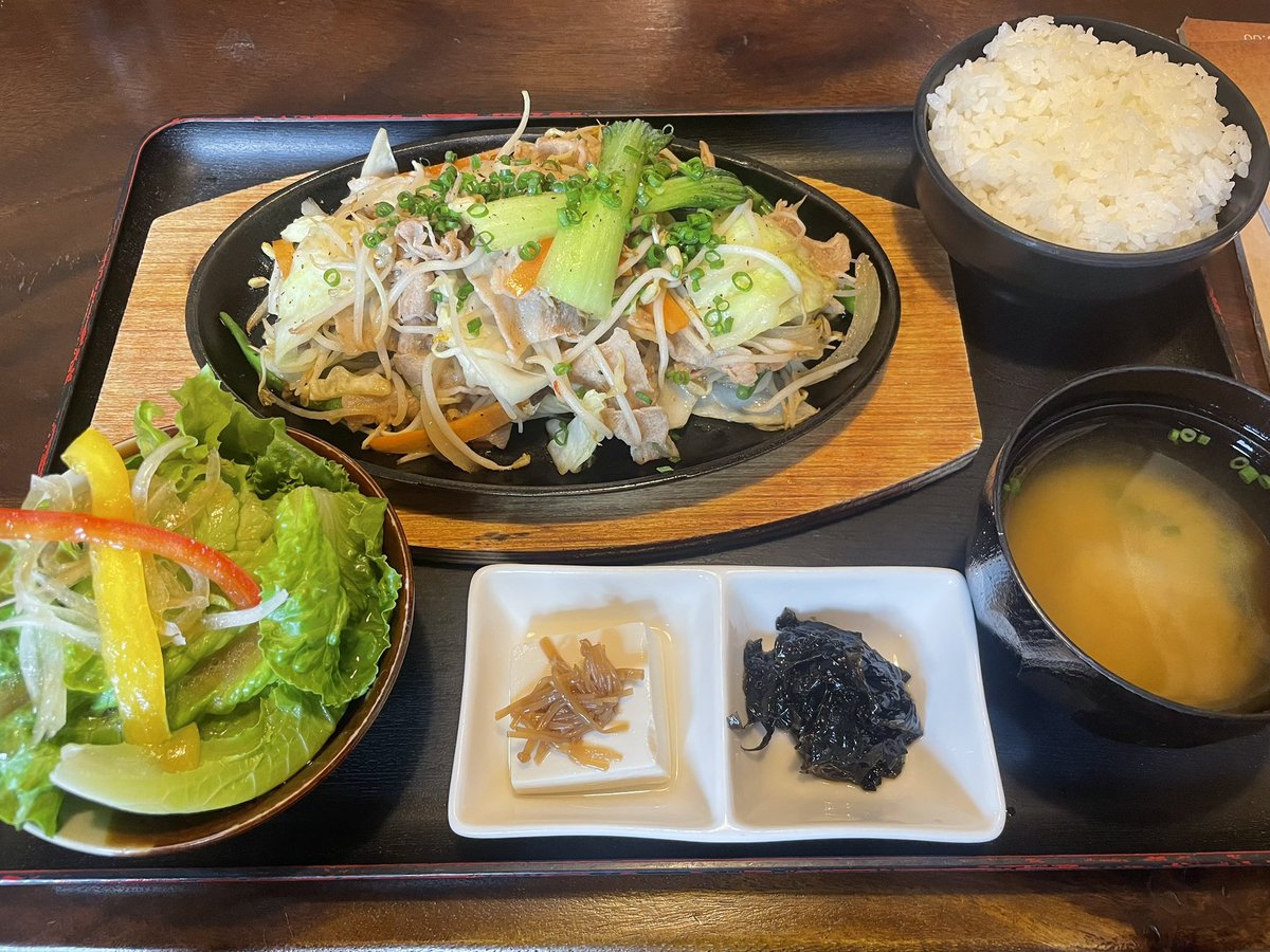 OrkunTour's tweet photo. \職場/至近のハチコー。マッテオと並び昼休みの1時間でぎり行けるお店。今週は2度足を運んだ。"面白きこともなき世を面白く"とは幕末の志士の名言だがまさか自分がランチタイムにそれを熱弁することになろうとは。もはや恣意的な意思のみ。さて強く決した心を変えられるか。#アドレナリン #やってみる https://t.co/EdQKJKffSK