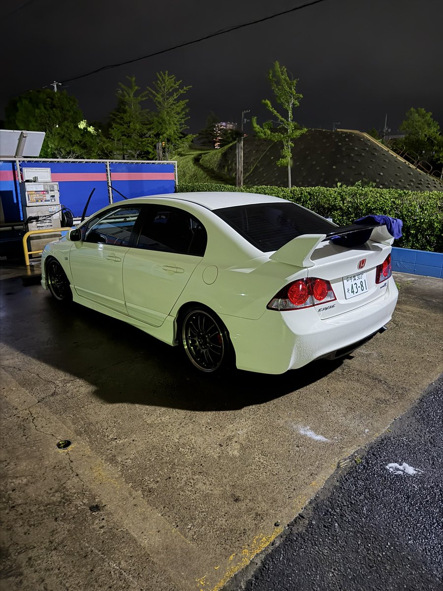 to4Alck's tweet photo. 明日ろあちゃんのアニメイトコラボあるのに車汚いの忘れててカスみたいな時間に洗車してる精神異常オタクやってます
でも後方確認は出来ます。まっすぐ走ってるだけなのに後方確認も出来ない皆様におかれましては https://t.co/fazIqR04AQ