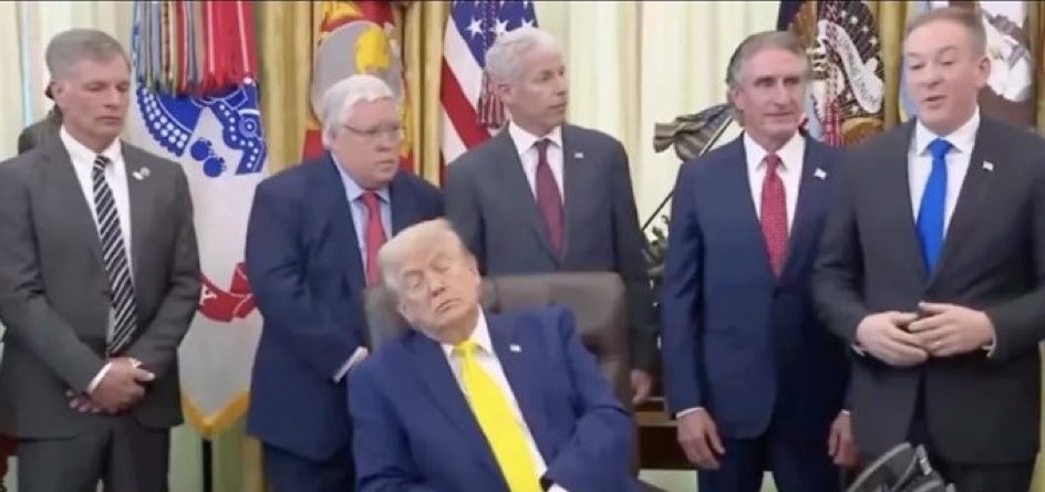 58bugeye's tweet photo. Did they finally got an accurate image to print on Trump‘s $250 bill? https://t.co/rlgpuoNY8u