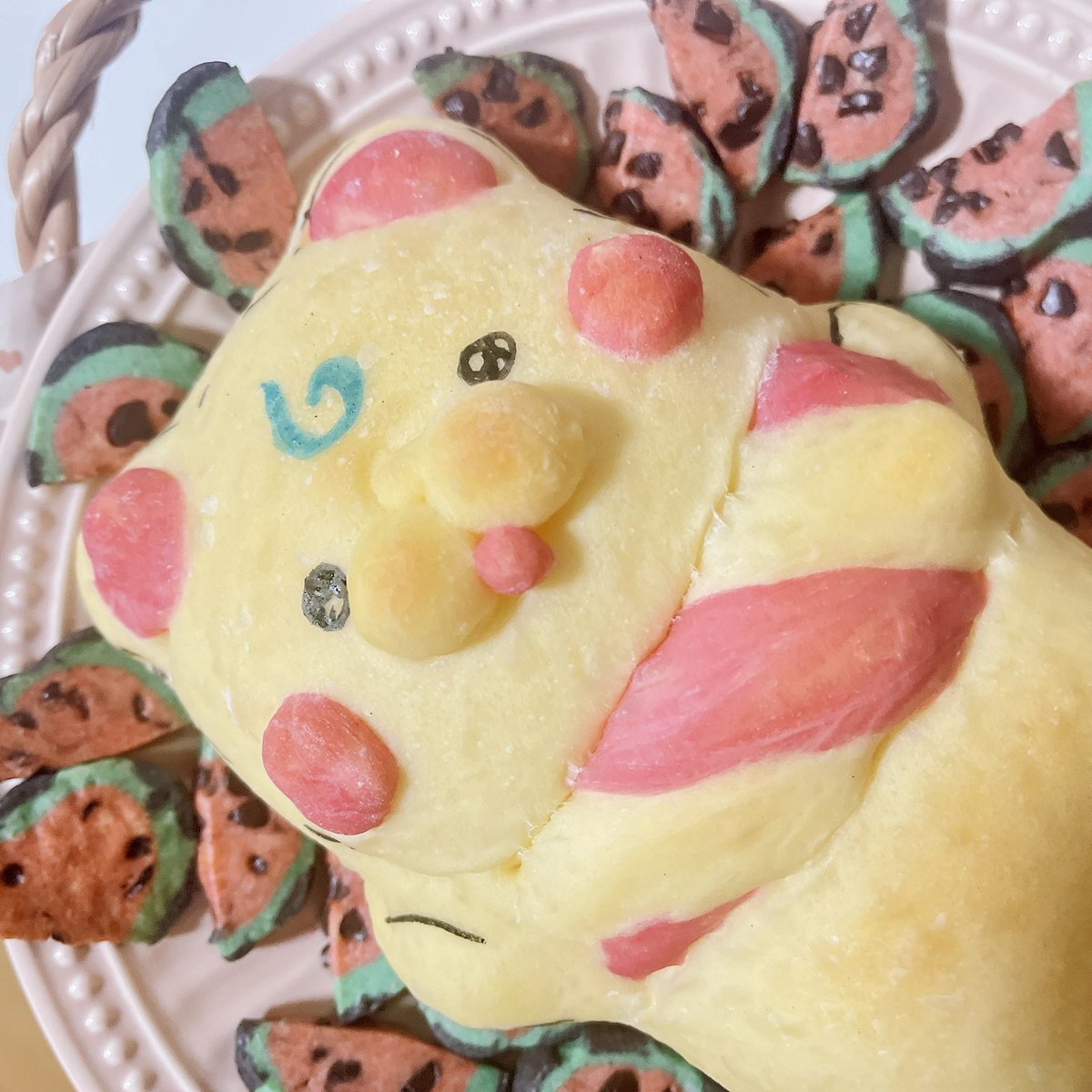 kieut0958800's tweet photo. えっ？みこぴーそんな膨らむの？！笑

みこぴーパン🍞
と
スイカのチョコチップクッキー🍪⸒⸒

みこぴーぱんぱんで
これじゃあ
｢君トトロって言うのね｣だ

金策3日目
みこぴーを抱えてスイカを持って夜逃げするみこちちゃん これはこれで思い出🍉

 #miko_Art https://t.co/zOtEfbjYNx