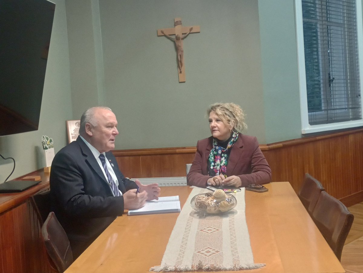 Rectora_UCT's tweet photo. Sostuvimos una reunión protocolar con el senador Miguel Becker, instancia en la que abordamos temas de interés para #LaAraucanía y los desafíos de la educación superior. 
Como @UC_Temuco reafirmamos el compromiso con el desarrollo sostenible de la región. https://t.co/Kp0BWYixPc