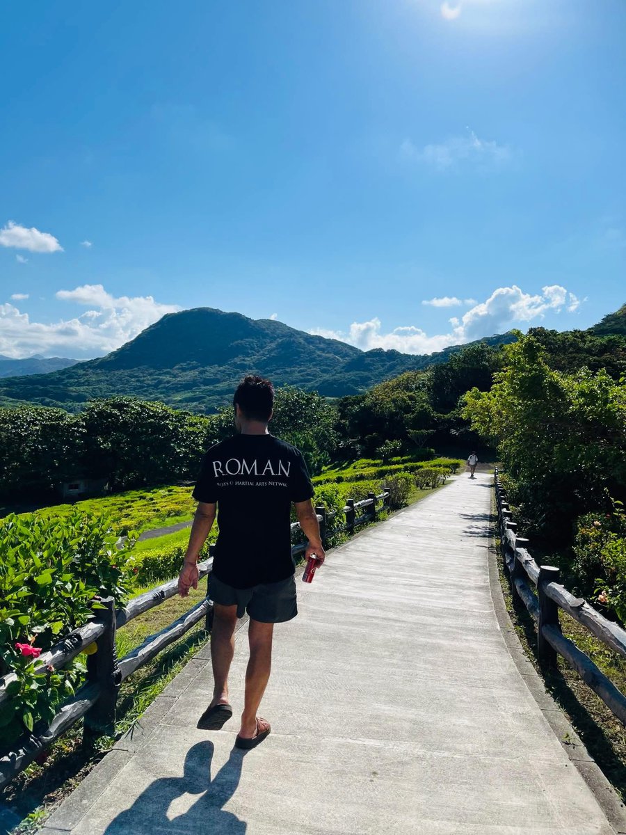 yu737's tweet photo. 2023年後半に、なおさんとたった二人で始めたROMAN。
当初は「誰がそんなもの観るの？」という声もありましたが、多くの方に支えられながら、ついに5回目のナンバー大会「ROMAN5」を迎えます。

今大会のテーマは、
「誰が着衣で最も強いのか？」

柔術、柔道、MMA、空道――
流派も競技も異なる国内外トップクラスの強者たちが、道着をまとい、打撃・投技・寝技ありの同じルールで闘います。

そして今大会から、世界初のプロ道着MMA王座決定トーナメントが開幕。

来年1月、代々木第二体育館で誕生する初代王者。
その物語の第一章がROMAN5です。

小さな島での出会いから始まった挑戦。
選手たちと共に、また一歩、前へ。
真っ当に、コツコツと積み上げていきます。

応援よろしくお願いします。押忍！

https://t.co/0UZEQmZerO

#ROMAN5
#ROMANCOMBAT