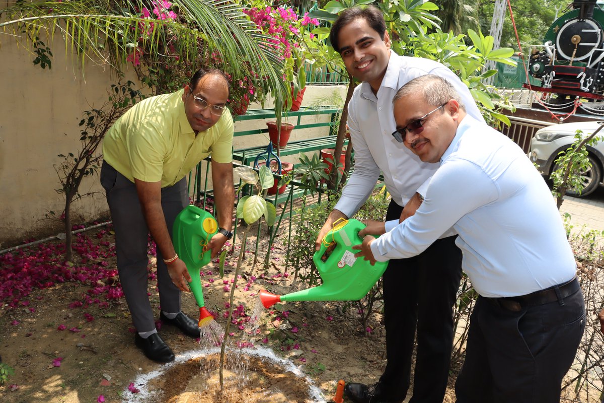 drm_mb's tweet photo. #WorldEnvironmentDay2026
मंडल रेल प्रबंधक श्रीमती विनीता श्रीवास्तव के नेतृत्व में मुरादाबाद मंडल के वरिष्ट अधिकारियों एवं NRWWO, मुरादाबाद की पदाधिकारियों द्वारा मंडल कार्यालय परिसर में पौधारोपण कर पर्यावरण संरक्षण का संकल्प लिया गया। https://t.co/ouAuTjfIyO