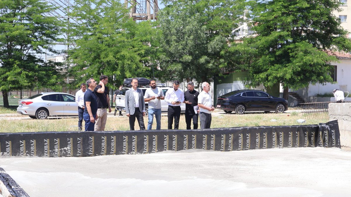 GSB_Sirnak's tweet photo. 📍İdil 🏊‍♂️🏗️

İl Müdürümüz Fedai Din, İdil Kaymakamımız Anıl Adıgüzel, Yatırım,İnşaat ve İşletmeler Şube Müdürümüz Aydın Sidar ve İlçe Müdürümüz Hamza Şiren ile birlikte İdil’de yapımı devam eden yarı olimpik yüzme havuzunda incelemelerde bulundu.
++++ https://t.co/Ce4LzKuO2V