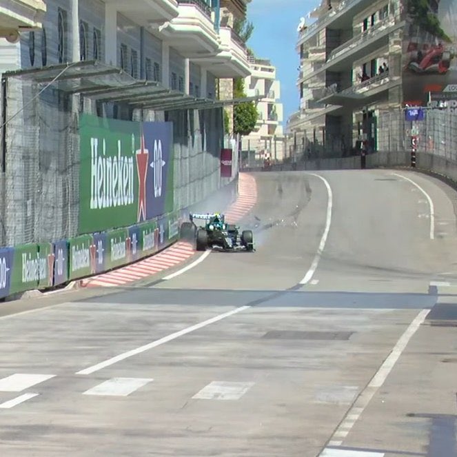 F1pacient's tweet photo. Historicky jsme to párkrát viděli, že se to tu pilotům na brzdách splaší. 

Ale spíše mi přijde, že jsme viděli naživo to, o čem Alonso včera mluvil. 

Převodovka jim dělá problémy, při podřazování tam dochází až k příliš velkému nárůstu výkonu. 

Ty letošní monoposty s nižším přítlakem a celkově výkonnějším MGU-K na zadní nápravě… no myslím, že podobný manévr ještě tento víkend uvidíme.