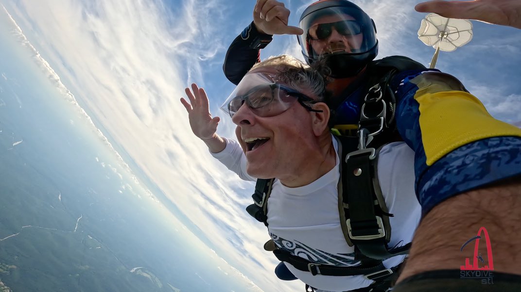 russellkinsaul's tweet photo. Celebrated a birthday recently with my 2nd tandem jump. #skydiving https://t.co/7NVfSIh1QP