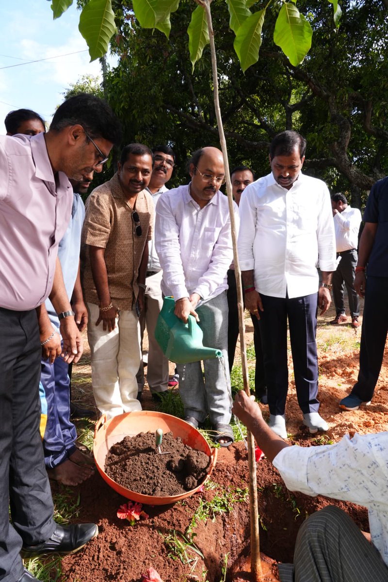Dr_Yathindra_S's tweet photo. ವಿಶ್ವ ಪರಿಸರ ದಿನದ ಅಂಗವಾಗಿ ಇಂದು ಬೆಂಗಳೂರಿನ ಕಾವೇರಿ ನಿವಾಸದ ಆವರಣದಲ್ಲಿ ಸಸಿ ನೆಟ್ಟು ನೀರೆರೆದೆನು. 
ಈ ವೇಳೆ ಶಾಸಕರಾದ ಶ್ರೀ ಡಿ ರವಿಶಂಕರ್ ಅವರು ಜತೆಗಿದ್ದರು. https://t.co/ordYuZeA1O
