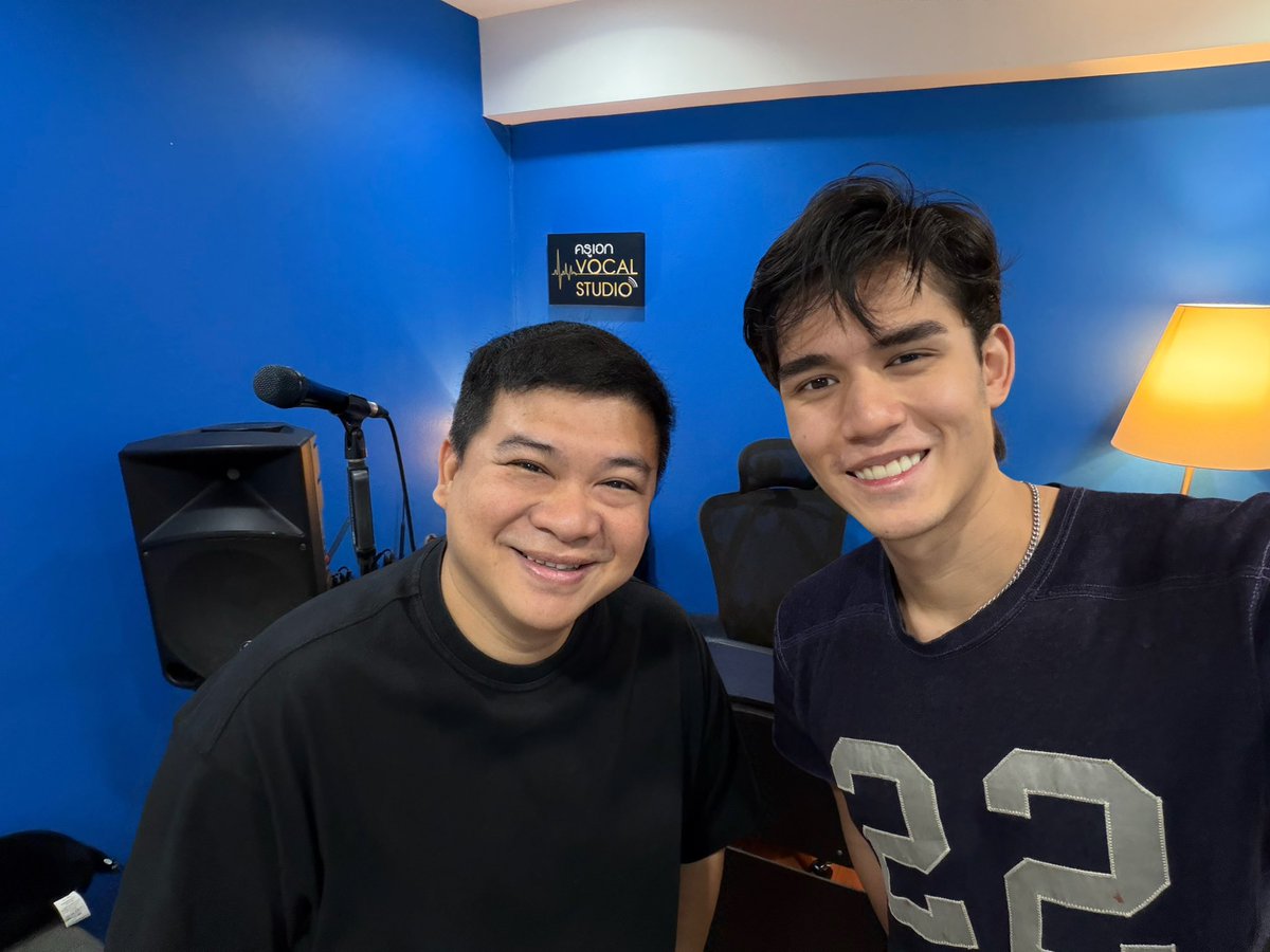 AkeKru's tweet photo. #ร้องข้ามกำแพง #EP300 ร้องเพลงให้ไม่โดนจับได้ว่าสนุกแล้ว แต่ @tatemyron  เกือบได้เป็น #นักร้องทะลุกำแพง คนแรก!! นี่คือสนุกที่สุด 🤣🤣 #kruakevocalstudio https://t.co/bcx1W19BSk