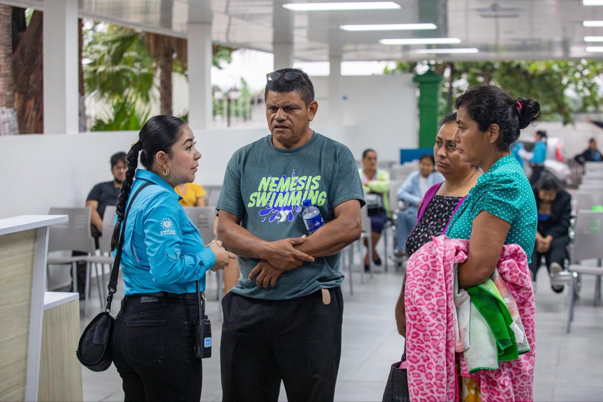LaCapitalNews's tweet photo. #ÚltimaHora | MÁS SALVADOREÑOS RECIBEN ATENCIÓN EN EL NUEVO HOSPITAL ROSALES

Pacientes de diferentes zonas del país continúan siendo atendidos en las modernas instalaciones del Hospital Rosales, donde reciben servicios especializados, tratamientos y procedimientos con tecnología de última generación.

El nuevo centro hospitalario fortalece la atención médica pública con infraestructura moderna, equipamiento avanzado y personal comprometido con brindar una atención más digna, oportuna y de calidad para los salvadoreños.