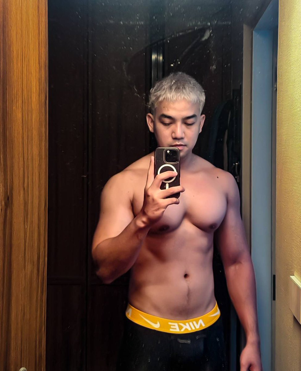 HhoyyH's tweet photo. White Hair 🧑‍🦳 https://t.co/6KcKmR8yEH