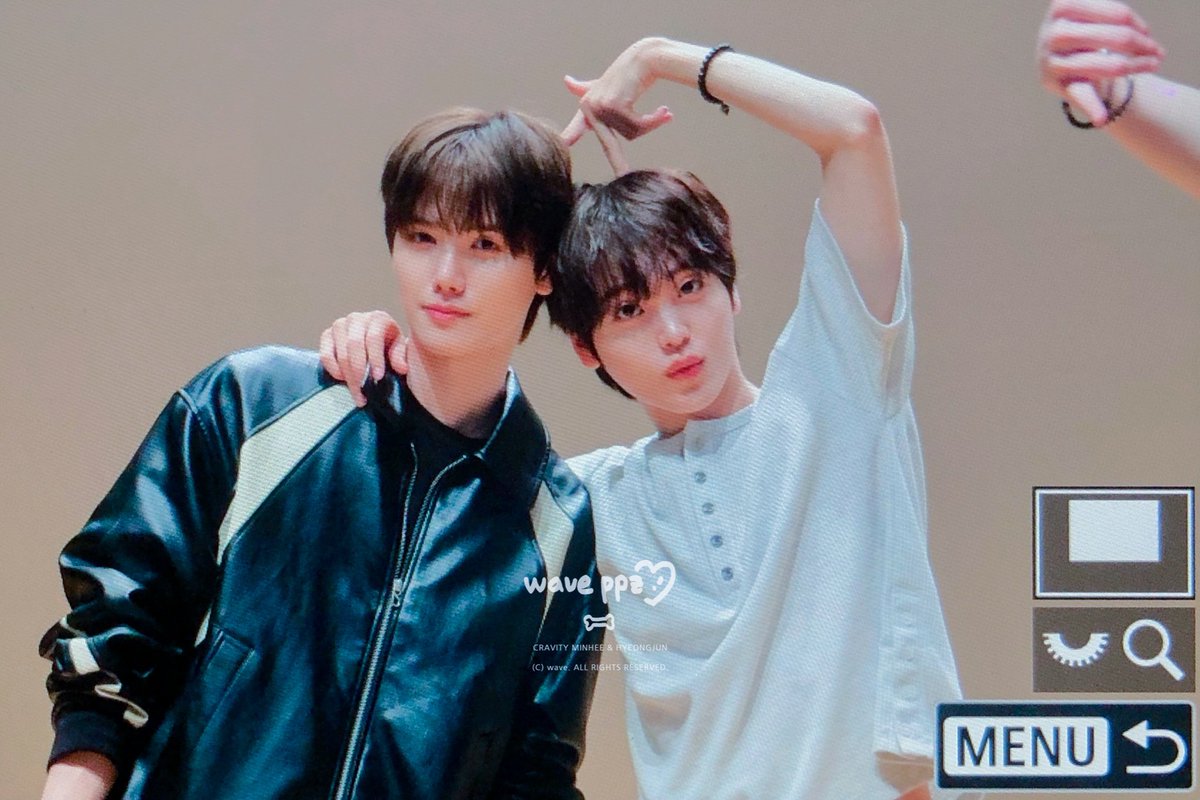 waveppz's tweet photo. 260605 팬사인회 

강쥐체리〰️🍒

#민희 #형준 #크래비티 #MINHEE #HYEONGJUN #CRAVITY https://t.co/lP40kSvMtY