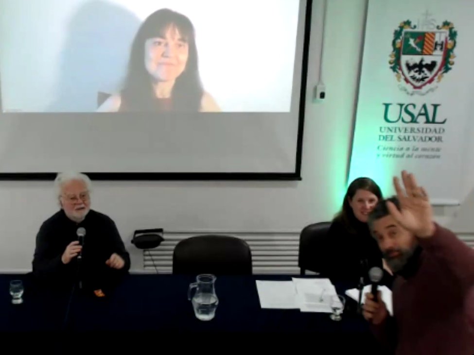 USALLenguas's tweet photo. 👉 En la videoconferencia con la traductora de «La niña sobre un altar», 👩‍🦰🇪🇸 Diana Luque (España), y el director Oscar Barney Finn.
🖥️👀https://t.co/Dl9JZzAO5f

🎭San Martín https://t.co/NQzPOOZc7j

#literatura #teatro #Irlanda #estudiosirlandesesUSAL #LenguasModernasUSAL #FHLEO https://t.co/Yqbsyn2fhS