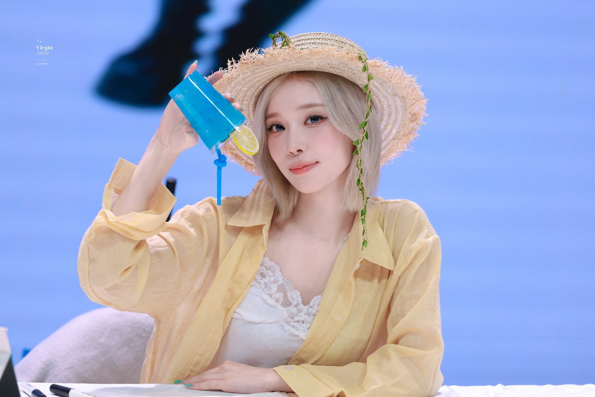 FarinePnZ's tweet photo. จริตเพิ่นนะะะ สมแล้วที่พี่เจลชมว่าสวยแล้วชีบอกรู้ตัวอะ อยากให้น้องหนาวมาทะเลไทยจังงง https://t.co/R3NF2JHUhi