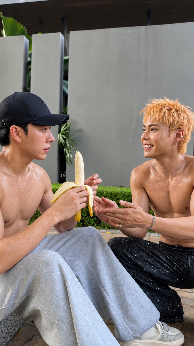 vstar_nxde's tweet photo. Mấy má pm hỏi quá, xin phép note lại mấy tool làm fake mà tui xài nè.

1. Chatgpt: Lột áo mà ảnh nét
"Làm nét hình. Shirtless tất cả nhưng giữ nguyên quần. Da dính mồ hôi"
Sau đó kêu nó chỉnh quần ngắn gì đó tùy, mà nó "khó tánh" https://t.co/FqafrnTgRk