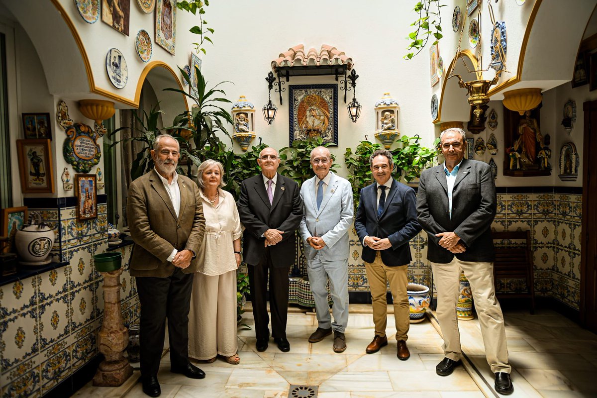malaga's tweet photo. El alcalde de Málaga, @pacodelatorrep, ha asistido este mediodía al reconocimiento y descubrimiento de la placa conmemorativa dedicada a la trayectoria profesional de Juan Rosén, quien ha estado presente en el acto. https://t.co/sIZYLvoL7F