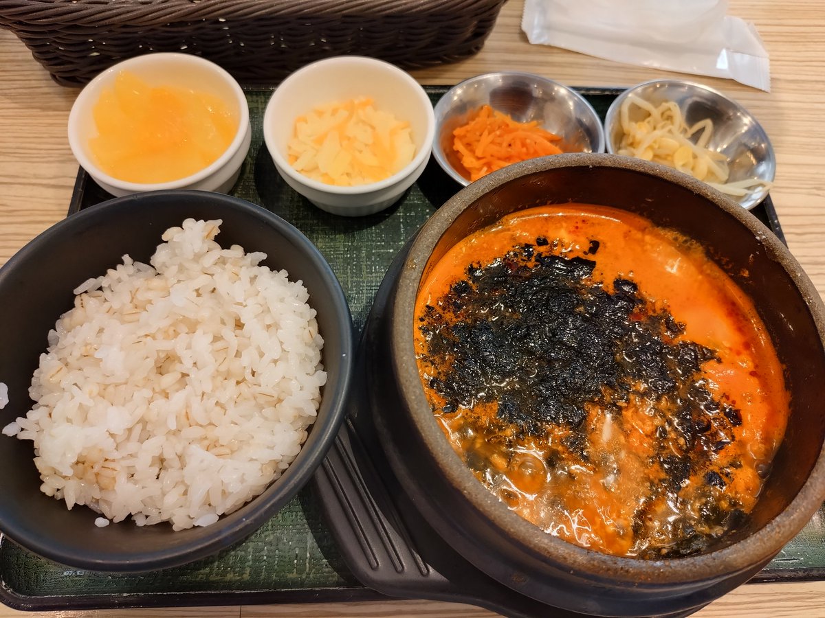 peridot_orange's tweet photo. 本日は献血へ。
有給消化で休みを取っていたんだけど、台風の影響で献血バスが出せなかったとかで献血のお願いメールが来てたので、行ってきた。首都圏に来てから余裕がなくて、献血も行けてなかったね、そういえば。
帰りに東京純豆腐を食べた。こちらも今の通勤経路にないので久々に食べたよ。 https://t.co/kvMjiYO7sr