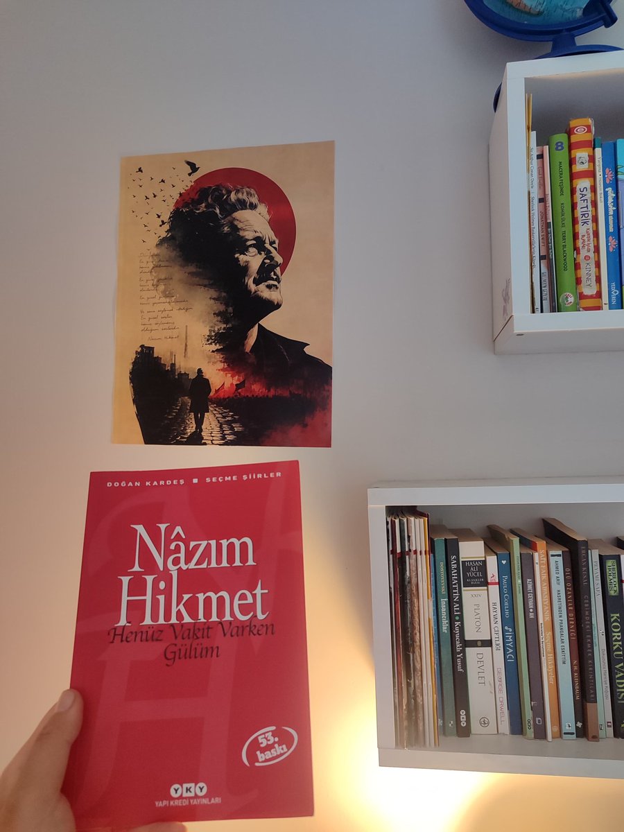 kolektifposter's tweet photo. 📚 Kitap kokusu, şiir ve biraz da umut...
Nâzım Hikmet posterimiz yeni sahibini bekliyor. Duvarınıza edebiyatın ve şiirin izini taşıyacak şık bir dekor parçası. ✨
 #NazımHikmet #poster #şiir #edebiyat https://t.co/dQQrcMgK9c