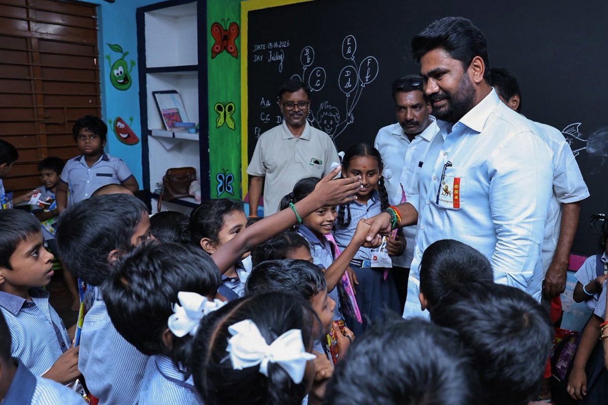 sscharles's tweet photo. உலக சுற்றுச்சூழல் தினத்தை முன்னிட்டு, சாரம் அரசு தொடக்கப் பள்ளி மாணவர்களுடன் உற்சாகமாக கலந்துரையாடி, மரக்கன்றுகள் நட்டு, குழந்தைகளின் அன்பு அண்ணனாக திகழ்ந்த நமது தலைவர் JCM!
#EducationAndEnvironment #WorldEnvironmentDay #ChildrensFavorite #StudentsFirst #josecharlesmartinmla https://t.co/yaklDrZK0k