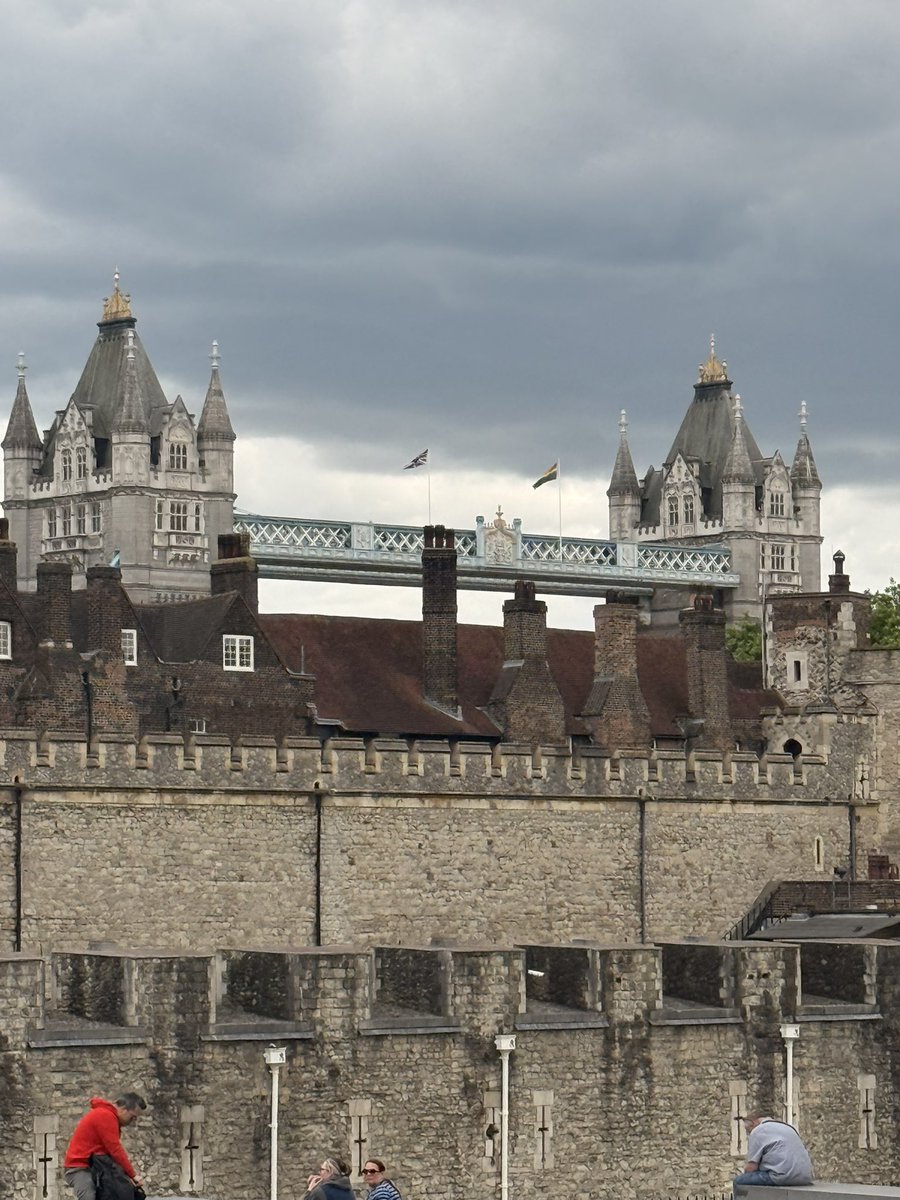 MicDropPopski's tweet photo. Why is there an LGBTQ flag flying over Tower Bridge! https://t.co/3r9whpqcCz