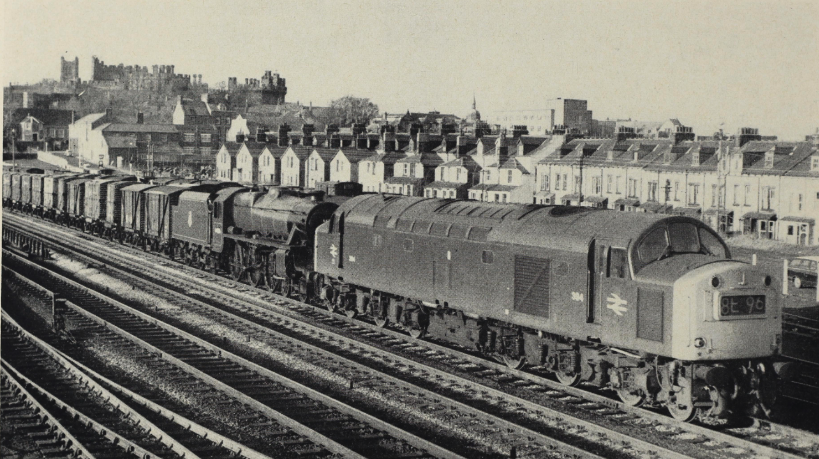 TheRailHub's tweet photo. #FlashbackFriday LANCASHIRE CLASS “5” ON THE MOVE

From a photograph by Ralph John Rawlinson

Stanier class “5” 4-6-0 No. 44806 about to leave Lancaster, hauled by class “40” diesel No. 394, in the 16.26 Heysham-Healey Mills freight train on April 6 1970. https://t.co/cWakQFUNK1