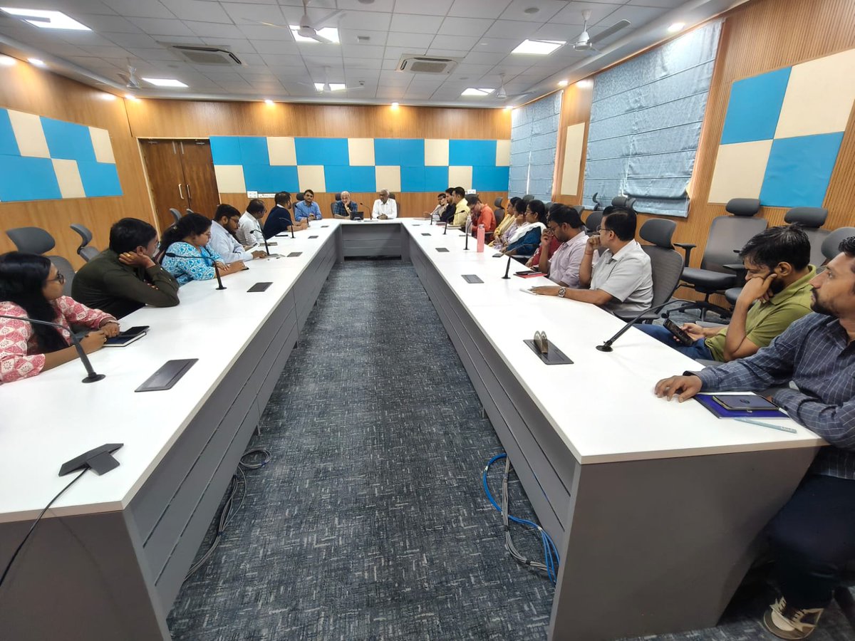 IIIT_Pune's tweet photo. Delighted to welcome Prof. Vikram Gadre from @iitbombay to #IIITPune today!  Our faculty had an enriching interaction on #research &amp; #innovation at IIIT Pune.

We also explored exciting opportunities around the @ANRFIndia projects and other funding avenues. https://t.co/YhuVrziSWz