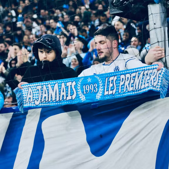 ActuL1_'s tweet photo. 🚨 LE SLOGAN DE L'OM DÉPOSÉ PAR LIMOGES ! 😳😳🩵🤍

Le club de basket du CSP Limoges a déposé la marque « CSP Limoges, à jamais les premiers », rappelant qu’il a été le premier club français de sport collectif sacré champion d'Europe, un mois avant l'OM en 1993.

Les dirigeants limougeauds ont toutefois tenu à rassurer les supporters marseillais : ils pourront continuer à scander leur célèbre slogan sans aucun problème.

(@ici_provence)