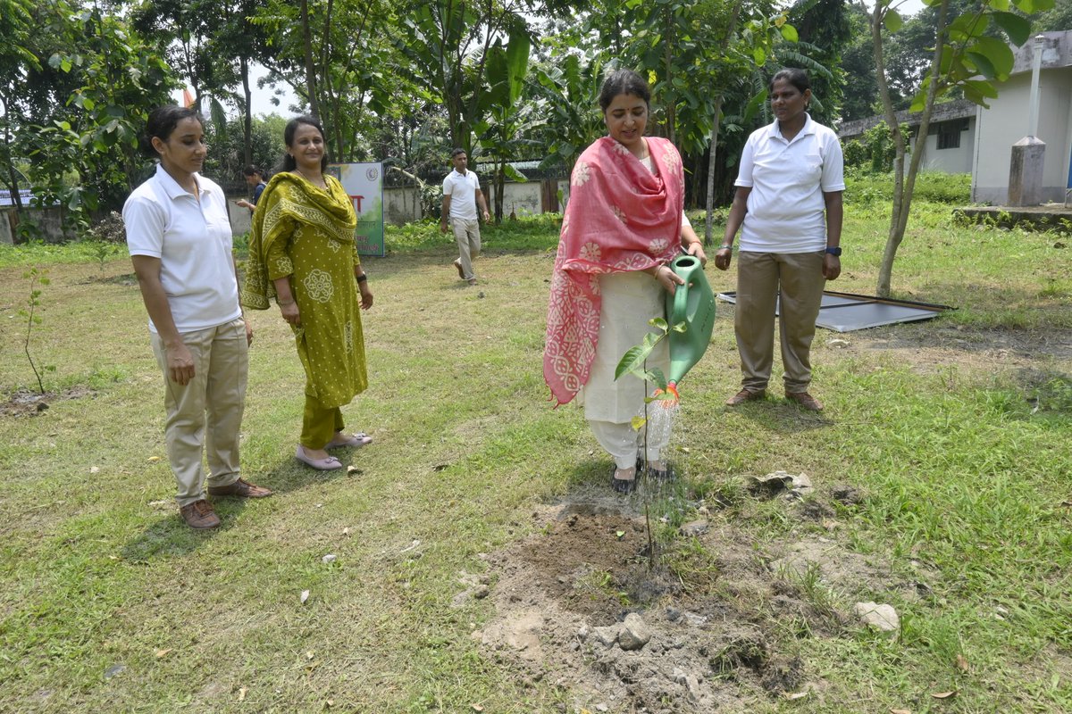 41BnSSB_INDIA's tweet photo. विश्व पर्यावरण दिवस पर 05.06.26 को 41 BN, स.सी.बल, रानीडंगा द्वारा सीमांत सिलीगुड़ी संदीक्षा अध्यक्षा के निर्देशन में वृक्षारोपण कार्यक्रम आयोजित किया गया। संदीक्षा सदस्याओं ने फलदार, छायादार एवं औषधीय पौधे लगाए तथा पर्यावरण संरक्षण एवं हरित वातावरण को बढ़ावा देने का संकल्प लिया। https://t.co/8ZtMoKHuVO