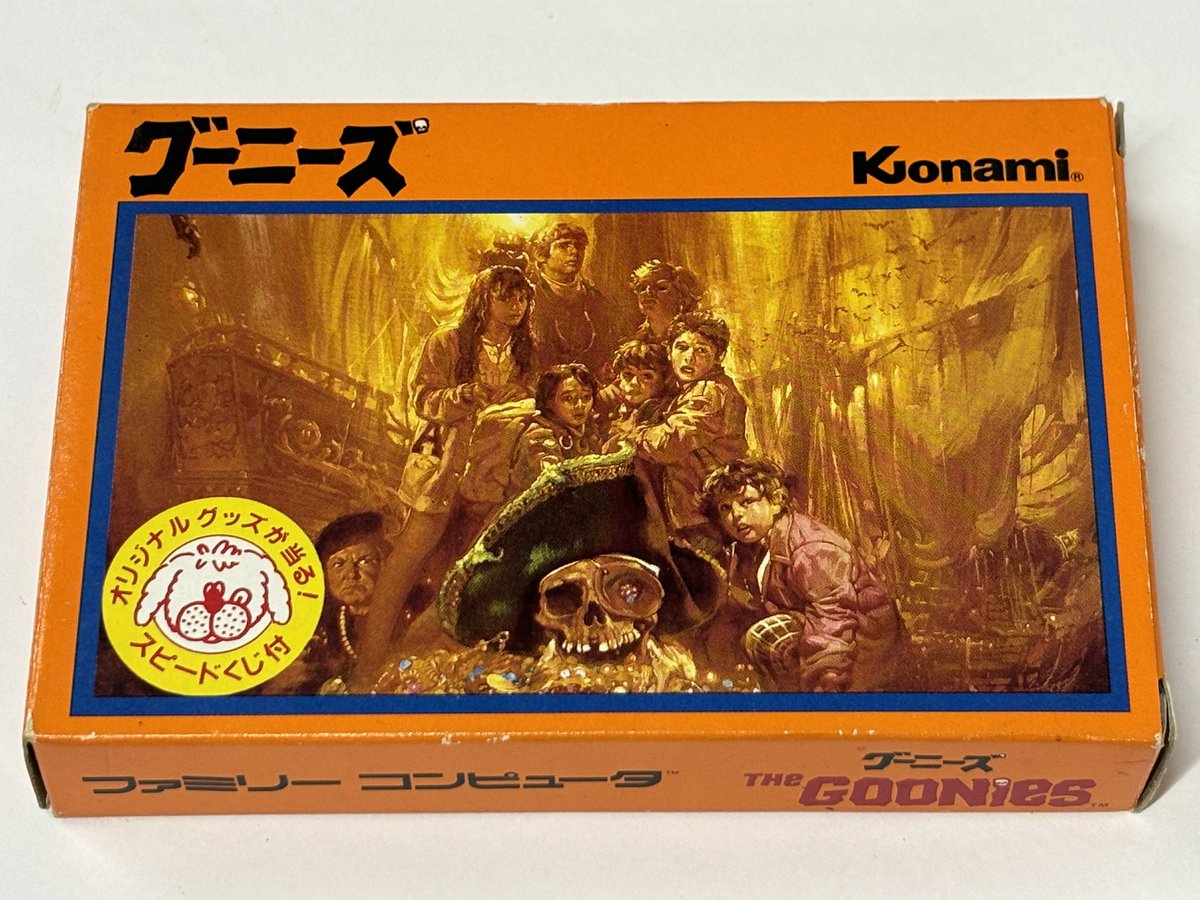 retromeister_jp's tweet photo. ファミコンソフト The Goonies グーニーズをお買取しました。
金曜ロードショーで放送されましたね😊
本作は1985年に劇場公開された少年達の冒険映画で当時大ヒットした事もありKONAMIから1985年にMSX版、1986年にはファミコン版が発売されました👍
MSX版とはゲーム内容やステージ構成・アイテムなどが異なっており、ステージ移動も画面が切り替わる方式からファミコン版では横スクロール方式になりました☝️
結構違うんですよねぇ😳
ただしBGMは同じ楽曲を使用しておりシンディ・ローパーの映画主題歌もアレンジされて収録されています🎶
個人的にはファミコン版の方がオススメですね‼️
ステージ構成など映画の展開を意識した作りで映画を見た後にプレイするとあの場面だー！ってなります😆
KONAMIのファミコン初期作品ではあるものの難易度やゲームバランス・音楽のどれもが良質な作品で映画と共に記憶に残るゲームソフトとなっています😉

キャッチコピーは
面白すぎて、思わず、ゴックン。
声にもならない面白さ

#レトロゲーム買取
#ファミコン
#グーニーズ
#レトロマイスター
#宅配買取