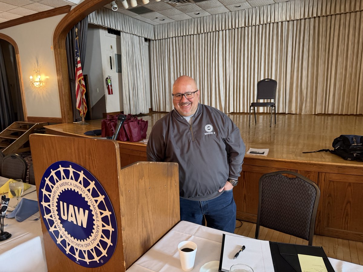 UAWregion9's tweet photo. 📣 UAW Region 9 Director Jim Lakeman and Patrick Ashton updated retirees of Locals 813 &amp; 757. ✊ #UAW #Region9 #UnionStrong #RetireesMatter #SolidarityForever https://t.co/aISOyWSSB0