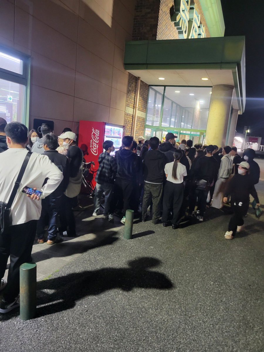 www_baitoru's tweet photo. お店見に来たらなんやこれ
「ふるいちトップブックスベトナム伊勢崎茂呂店」に名前変更して下さい💁‍♀️

#ふるいち
#日替わり
#転売ヤー
#ベトナム https://t.co/ds5nbmJGao