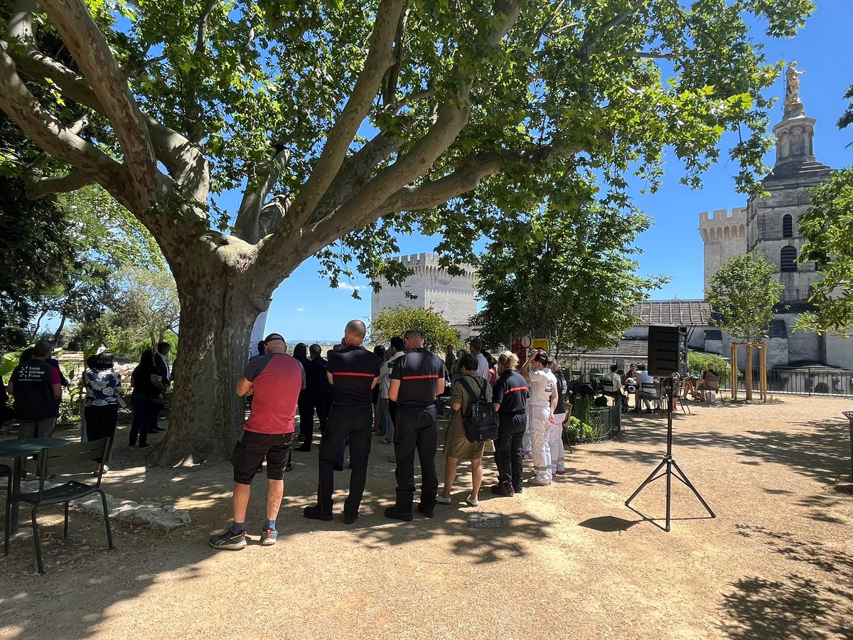 sdis84's tweet photo. Les #pompiers84 présents à l'opération prévention #canicule organisée par @Prefet84  à @Avignon pour présenter la prise en compte du facteur risque des fortes chaleurs dans la gestion des grands rassemblements, ainsi que les conseils prévention santé avec les bons réflexes. https://t.co/frnO9hfsDD
