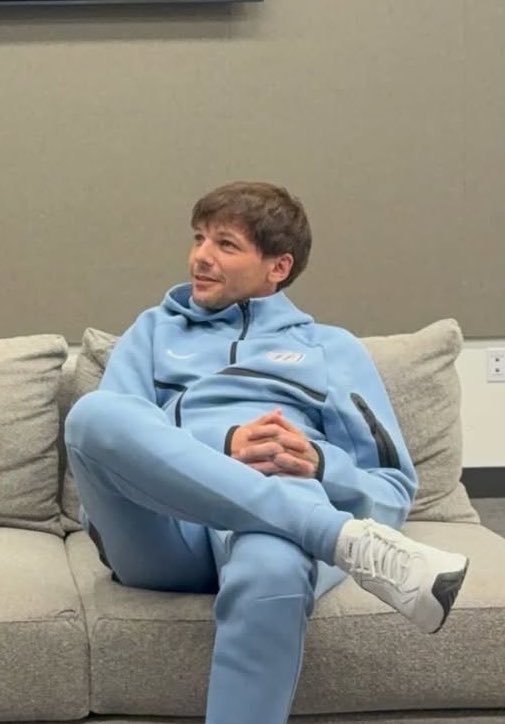 Ls28_Zp25's tweet photo. Louis😍He looks super soft, comfy, and cute in this fit😍🩵He posted this one on his insta story😭Always a big fan of England🏴󠁧󠁢󠁥󠁮󠁧󠁿 #HDWGHSeattle https://t.co/uf4pvaCxxT