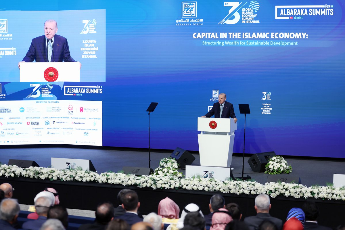 Akparti's tweet photo. "Adalet, ahlak, üretim ve adil paylaşım ilkelerini merkeze alan bir iktisadi ve finansal paradigmaya geçilmeden finansal krizlerin önüne geçilemez."

Cumhurbaşkanımız Sayın Recep Tayyip Erdoğan, 3. Küresel İslami Ekonomi Zirvesi'ne katıldı. https://t.co/mTP8Vy89dT
