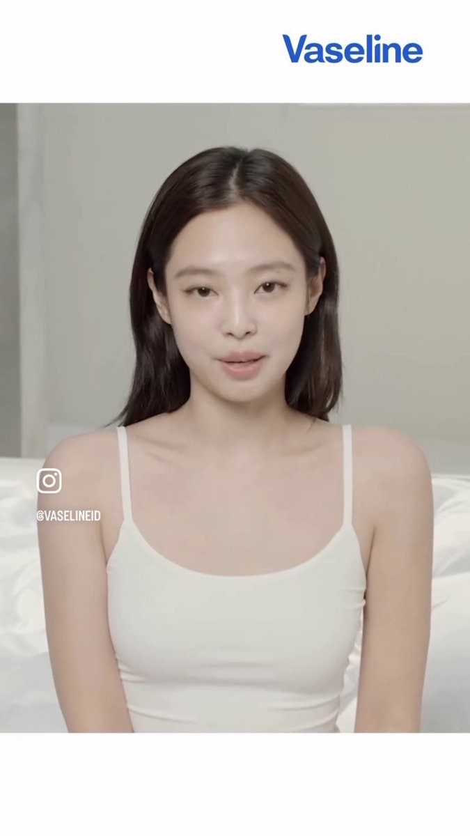 itsgooddey's tweet photo. Pas liat JENNIE jadi BA Vaseline, otakku langsung bilang "borong sekarang mikir belakangan" 😭 #VaselinexJENNIE https://t.co/uXzLKWvcG1 https://t.co/sD6JIPaHG8