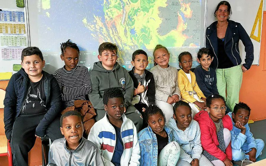 patobonato's tweet photo. Escuela en Francia en 2010 // Escuela en Francia en 2025 https://t.co/EEwBTega1I