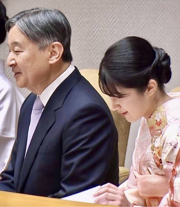 ryo555chun's tweet photo. 国民の総意は愛子天皇だ。
統一教会が推し進める養子案なんか誰が認めるか。
私達は敬宮殿下を赤ちゃんの頃から見守りご成長を喜び、深く敬愛し、次代の天皇にご即位されて天皇と国民の相思相愛の関係が続く事を願っている。

 #高市やめろ https://t.co/sdC6IS8Rpp