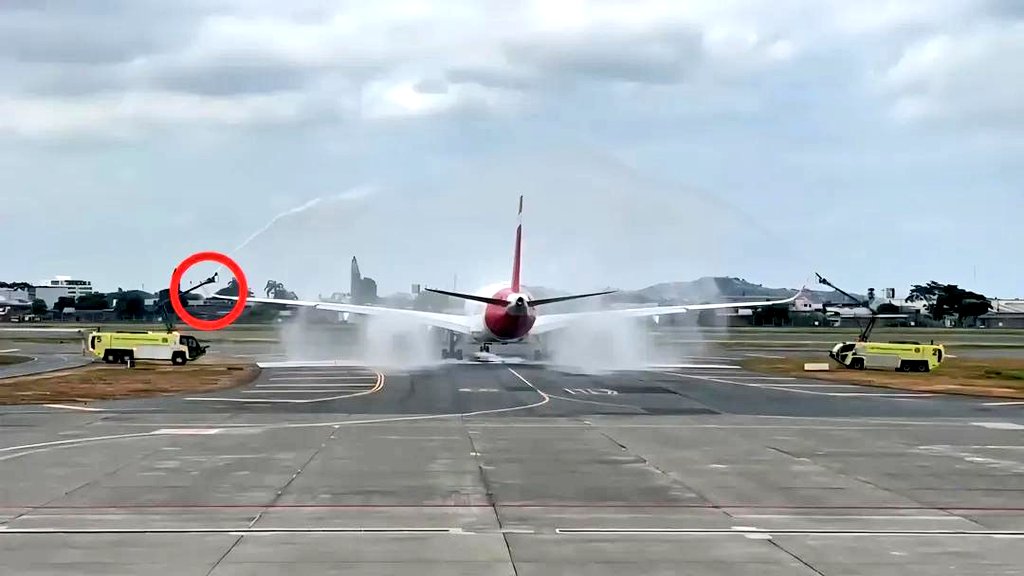 ivancp25's tweet photo. #IncidenteAéreo de #Airbus #A350 (EC- NXD) de #Iberia en Aeropuerto Internacional José Joaquín de Olmedo de #Guayaquil (GYE/SEGU) #Ecuador 🇪🇨. Sufrió daños estructurales mientras atravesaba el arco de agua tradicional de bienvenida que realizan los bomberos. Sin heridos. 04-06-26 https://t.co/xZh4oCgMOu