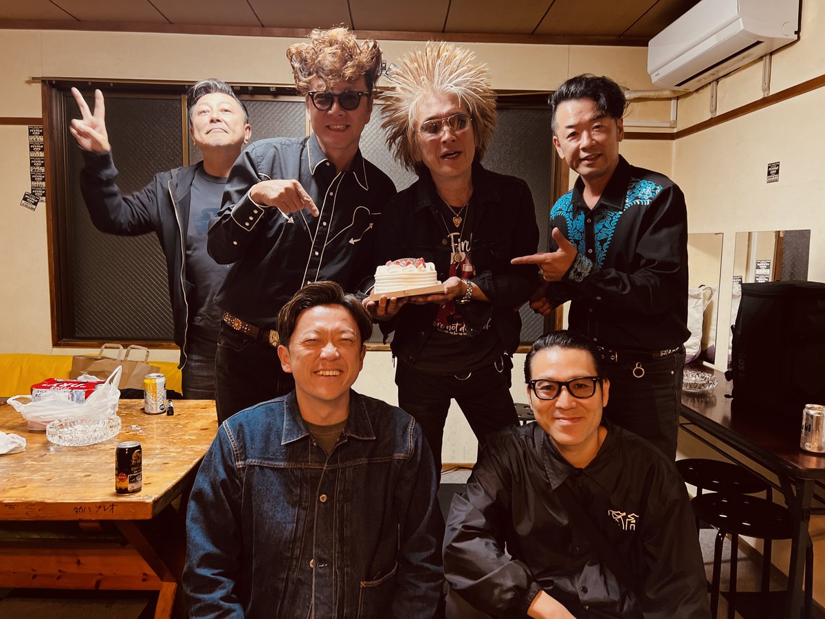 sa_staff's tweet photo. ◣ 仙台ありがとう！ ◢

「2 BIRTH MONTH TOUR ～俺たちの夢旅路～」

ツアー初日、仙台FLYING SON。
ソールドアウトの会場で最高のスタートを切ることができました。

次は6/7 八戸ROXX！

⚠️八戸公演の前売チケットは明日18:00まで⚠️

まだ間に合う！
一緒に最高の夜を作ろうぜ！

🎫チケット
https://t.co/tdXpKc0hJp

#SA
#俺たちの夢旅路
#八戸ROXX
@flying_son