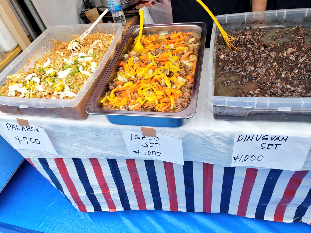 dd1301020's tweet photo. 謎と絵と音楽。間に🇵🇭料理
プラボックスに大量の何か。美味い https://t.co/IL45vIaEI6