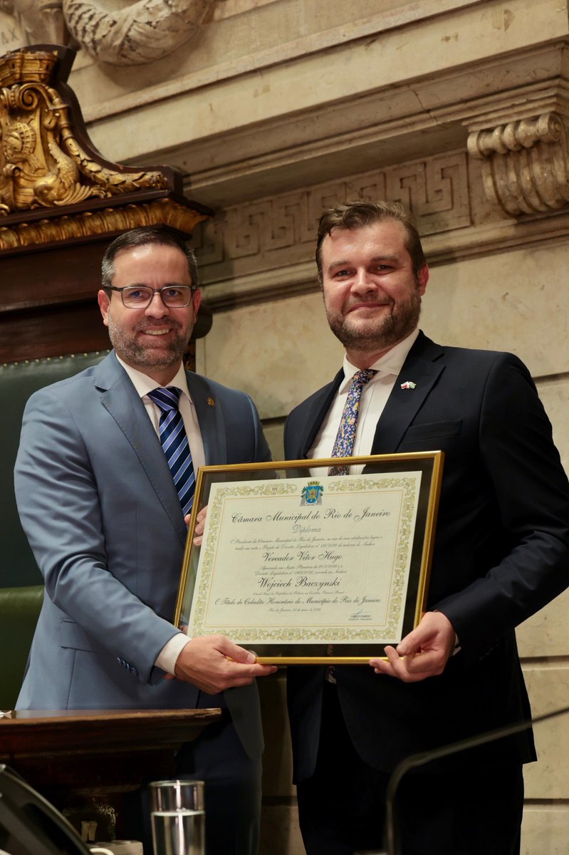 PLemCuritiba's tweet photo. Konsulat Generalny RP w Kurytybie składa serdeczne gratulacje Towarzystwu Dobroczynnemu „Polonia” w Rio de Janeiro oraz jego Prezesowi, Panu Arthurowi Trojanowi, z okazji przyznania Medalu Pedro Ernesto — najwyższego odznaczenia Rady Miejskiej Rio de Janeiro — z inicjatywy radnego miejskiego Pana Vitora Hugo Kaczmarkiewicza.

Podczas tej samej uroczystości Konsul Generalny RP w Kurytybie, Wojciech Baczynski, został uhonorowany Tytułem Honorowego Obywatela Miasta Rio de Janeiro.

Wyróżnienia te stanowią ważne uznanie działań na rzecz wzmacniania więzi przyjaźni, kultury i współpracy między Polską a Brazylią.